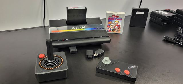 Gamescom 2024: Na Atari 7800+ sme si zahrali rovno po ozn�men� konzoly 