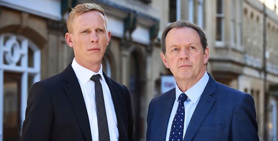 Legendárny britský detektívny seriál sa vrátil v novej podobe s názvom Inšpektor Lewis (2006–2015)