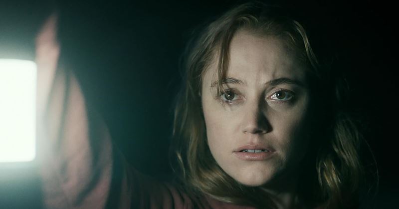 Maika Monroe si zahr v remake-u thrilleru The Hand That Rocks the Cradle