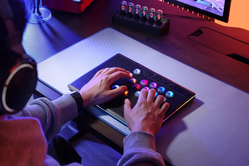 Corsair predstavuje bezdrtov fight stick Novablade Pro Wireless