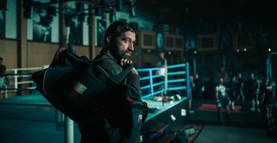 Vo vekofilme Bojovnk si zahral aj esk Termintor Karlos Vmola 