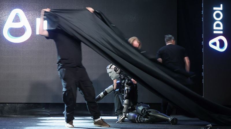 Rusi predstavili svojho AI robota, spadol im priamo pri prezentcii