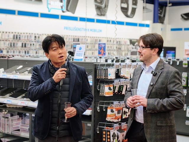 Prv� Micro RGB TV od Samsungu je u� vystaven� v Bratislave. Stoj� ako auto...  