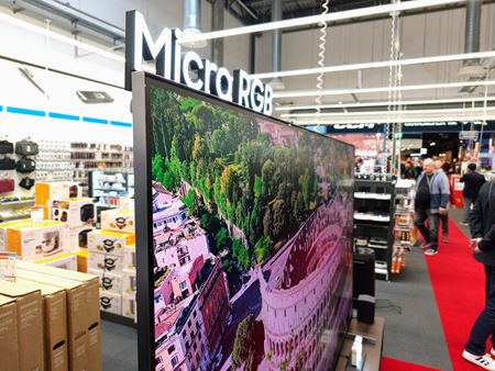Prv Micro RGB TV od Samsungu je u vystaven v Bratislave. Stoj ako auto...   