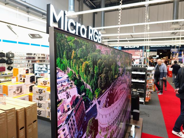 Prv� Micro RGB TV od Samsungu je u� vystaven� v Bratislave. Stoj� ako auto...  