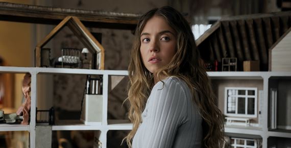 o sa skrva za zatvorenmi dverami? Sydney Sweeney a Amanda Seyfried odhauj tajomstv v snmke Pomocnka