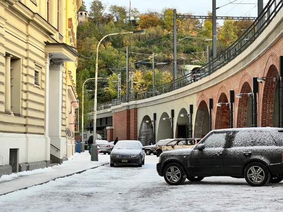 Nový film Resident Evil od Zacha Creggera sa vracia do Raccoon City