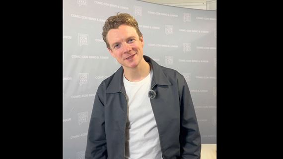 Patrick Gibson pozdravuje Sector