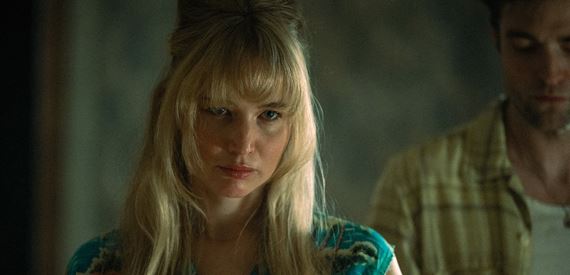 Jennifer Lawrence a Robert Pattinson v milostnom delíriu Die My Love