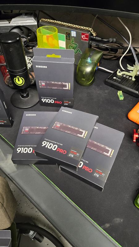 Jeden kupuj�ci dostal pekn� dar�ek od Amazonu, namiesto dvoch SSD mu pri�li dve krabice SSD  