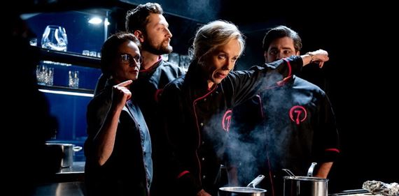 Vojtěch Kotek ako šéfkuchár a Petra Hřebíčková ako majiteľka reštaurácie. Nová česká komédia Když se zhasne