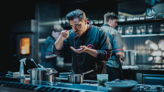 Vojtch Kotek ako fkuchr a Petra Hebkov ako majiteka retaurcie. Nov esk komdia Kdy se zhasne  