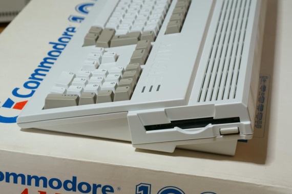 Retro Games pracujú na plnohodnotnej replike Amiga 1200, ale brzdia ich právne problémy