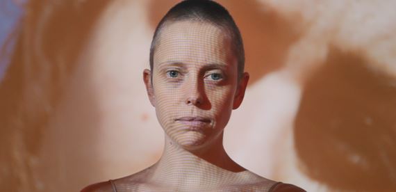 Cestu fotografky Marie Tomanovej k úspechu zachytáva dokumentárny film Svet medzi nami