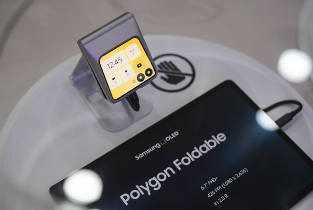 Samsung na MWC uk�zal aj kufr�kov� tablet, Z Flip s dvojit�m zatv�ran�m a �al�ie koncepty 