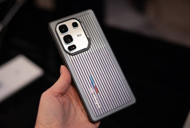 Infinix predstavil mobil so sol�rnym nab�jan�m 