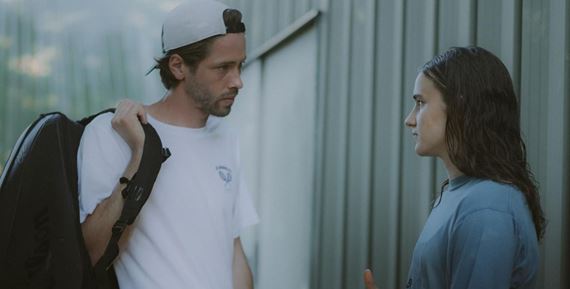 Niektor ticho je nenpadn, in ohluujce. Do kn prichdza drma Julie ml / Julie Keeps Quiet, ktor uviedol aj Cinematik 