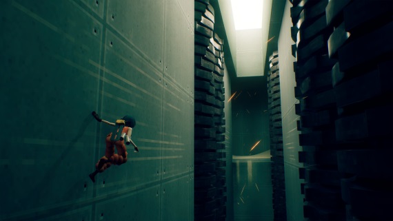 V Motorslice sa parkourov dieva s motorovou plou postav proti strojom