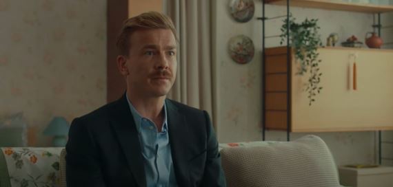 Môže byť kýmkoľvek, len nie sám sebou. Rakúska čierna komédia Priateľ na prenájom