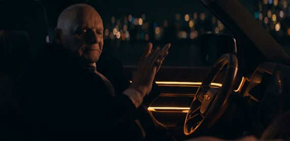 Hopkins je späť ako psychopat. Triler V pasci od českého producenta práve vstupuje do kín