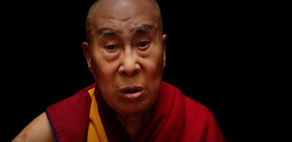 Šíriteľ mieru dalajláma sa vo filme Múdrosť šťastia aktuálne prihovára ľudstvu a vyzýva na vzájomnú spoluprácu