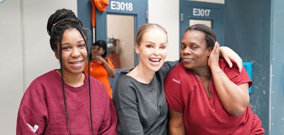 Nahliadnite do enskej vznice v New Orleans. TV Spektrum pozva na seril Matky za mreami