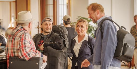 Nová česko-slovenská komédia Šviháci sa bude snažiť pobaviť tým, čo všetko sa môže stať počas pobytu v kúpeľoch