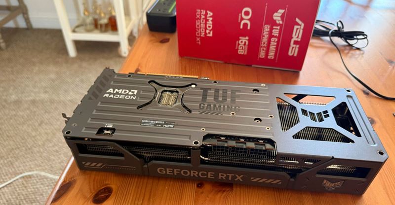 Asus omylom spojil GTX 50 aRX 9070 XT do jednej grafickej karty