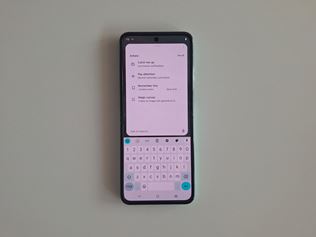 Motorola predstavila otvrac mobil Razr 60 a hodinky Moto Watch Fit 