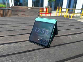 Motorola predstavila otvrac mobil Razr 60 a hodinky Moto Watch Fit 