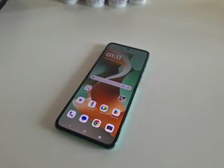 Motorola predstavila otvrac mobil Razr 60 a hodinky Moto Watch Fit 