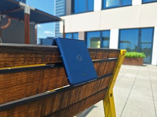 Motorola predstavila otvrac mobil Razr 60 a hodinky Moto Watch Fit 