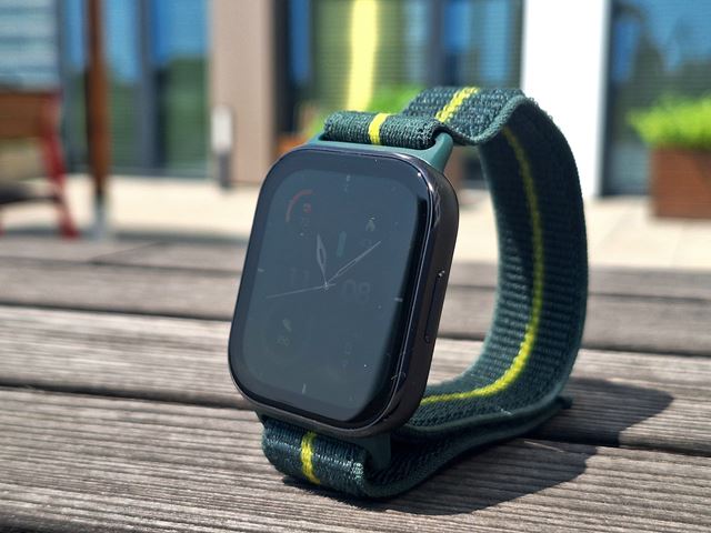 Motorola predstavila otvrac mobil Razr 60 a hodinky Moto Watch Fit 