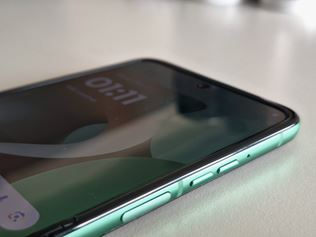 Motorola predstavila otvrac mobil Razr 60 a hodinky Moto Watch Fit 