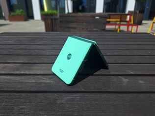 Motorola predstavila otvrac mobil Razr 60 a hodinky Moto Watch Fit 