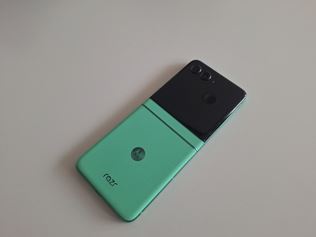 Motorola predstavila otvrac mobil Razr 60 a hodinky Moto Watch Fit 