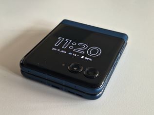 Motorola predstavila otvrac mobil Razr 60 a hodinky Moto Watch Fit 