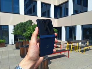 Motorola predstavila otvrac mobil Razr 60 a hodinky Moto Watch Fit 