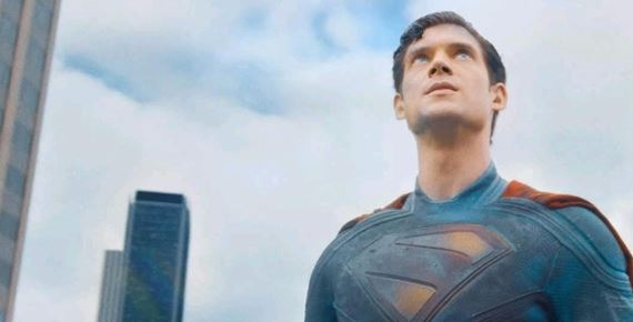 Superman od Jamesa Gunna je ahk, farebn blockbuster, ale vopred spoznajte postavy. Recenzia Mia Korca