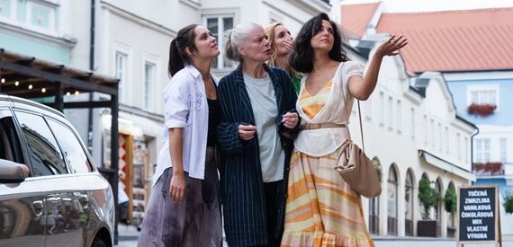 Tvorcovia poodhaľujú film Pod Parou v novom traileri. Ide o ramake slávneho dánskeho filmu Druk / Chľast z roku 2020