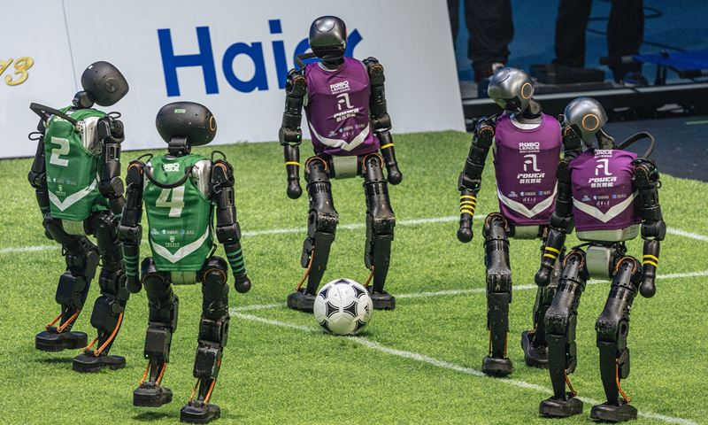 V ne sa odohral prv futbalov zpas autonmnych AI robotov