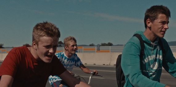 Debut slovenskej reisrky Katarny Gramatovej Hore je nebo, v doline som ja, uved na festivale v Karlovch Varoch na 20. Cinematiku 