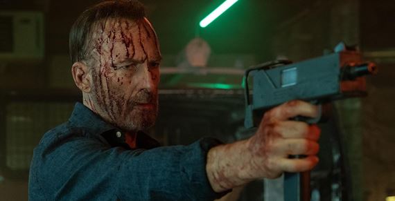 Do kín sa po štyroch rokoch vracia drsná akčná komédia Nikto / Nobody. Bob Odenkirk pod vedením nového režiséra