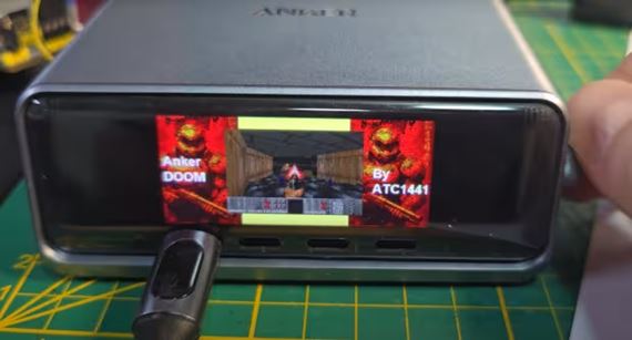 Doom si zahráte aj na powerbanke