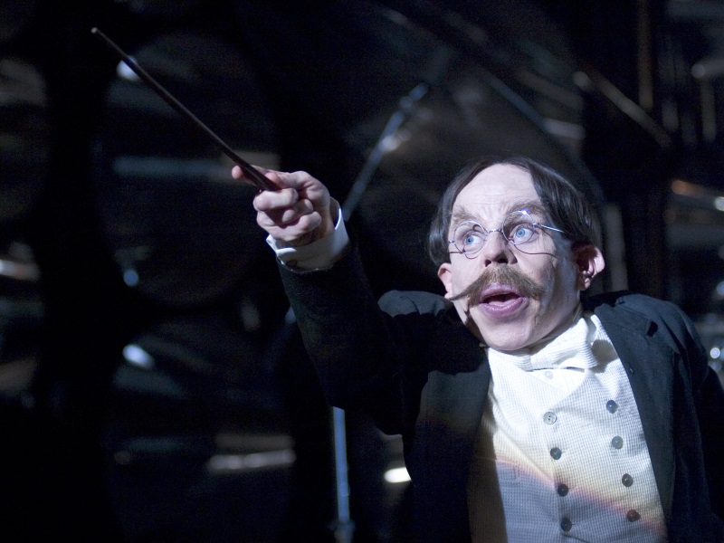 Zatia jeden herec z Harry Potter filmov bude aj v serilovej podobe - bude to Filius Flitwick