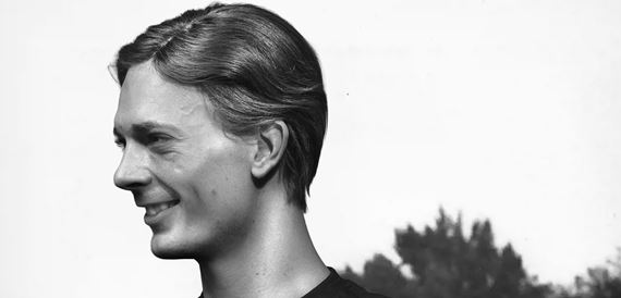 kandl prvorepublikovej atletiky. Petr Uhlk stvrni atltku Zdenu Koubkov vo Voyo Originli Rekordwoman