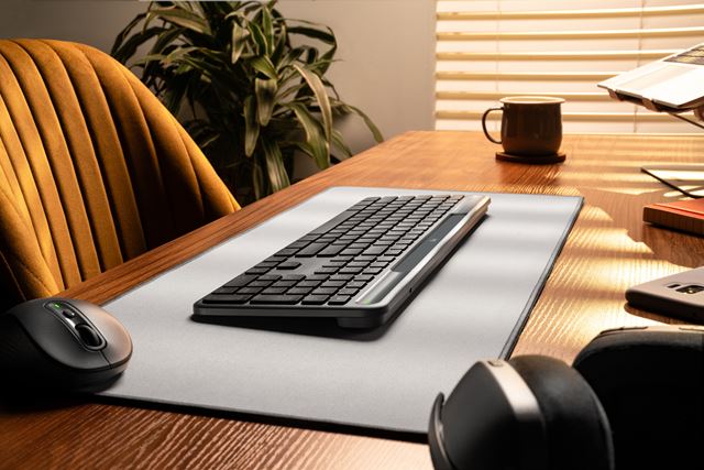 Logitech predstavil sol�rne kl�vesnice Signature Slim Solar+ 