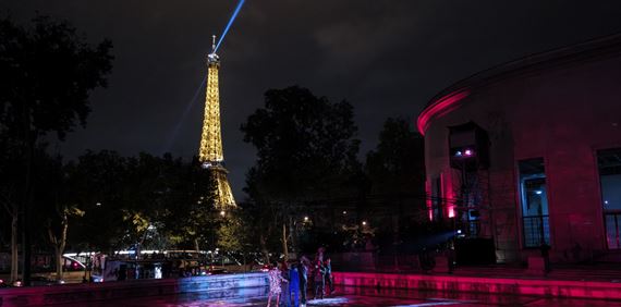 Herecké obsadenie a tvorcovia filmu Tron: Ares, rozsvietili Eiffelovu vežu v Paríži
