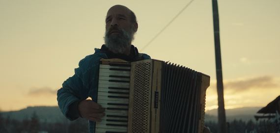 U 2. oktbra vstupuje do kn vaz Karlovarskho festivalu - film Mira Rema Radji zelet v divoin