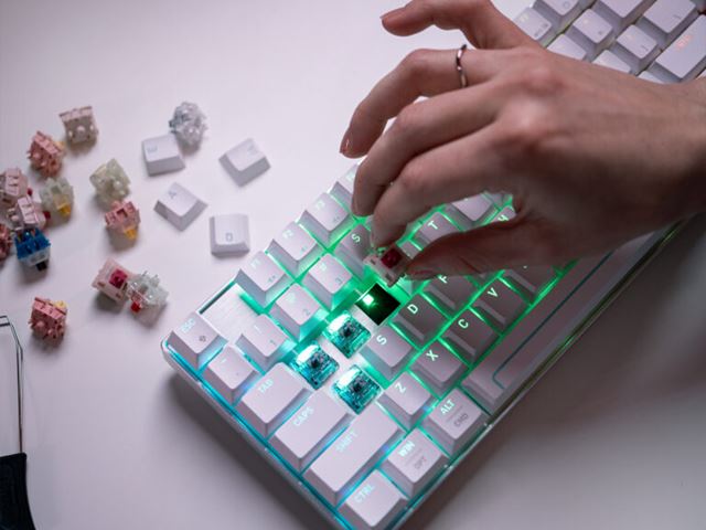 Cherry na CES uk�zalo nov� gener�ciu kl�vesn�c, magnetick� sp�na�e berie po svojom 